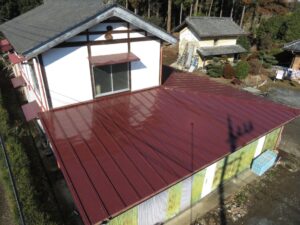 トタン屋根の木造住宅